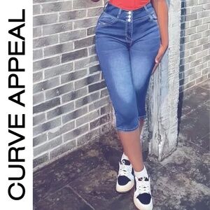 NWOT 🦋 CURVE APPEAL Blue Denim Capris | Size: 8/29